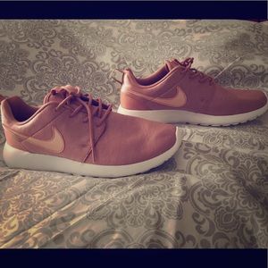 NIKE ROSHE ROSE